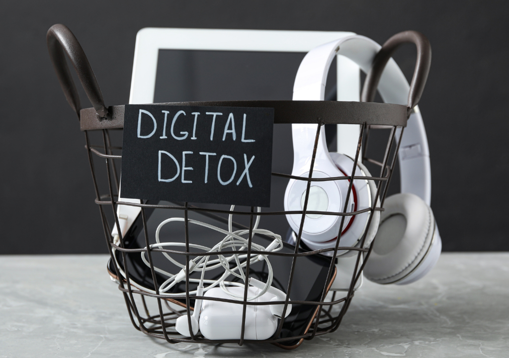 Melakukan digital detox dengan menjauhi barang elektronik