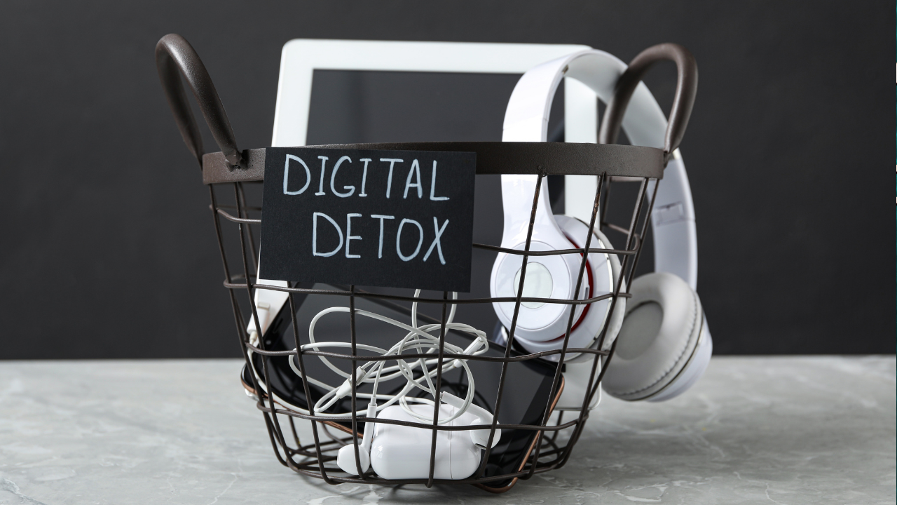 Melakukan digital detox dengan menjauhi barang elektronik