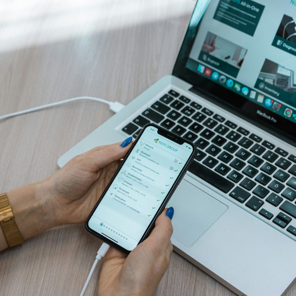 Smarphone dan laptop di cas secara bersamaan