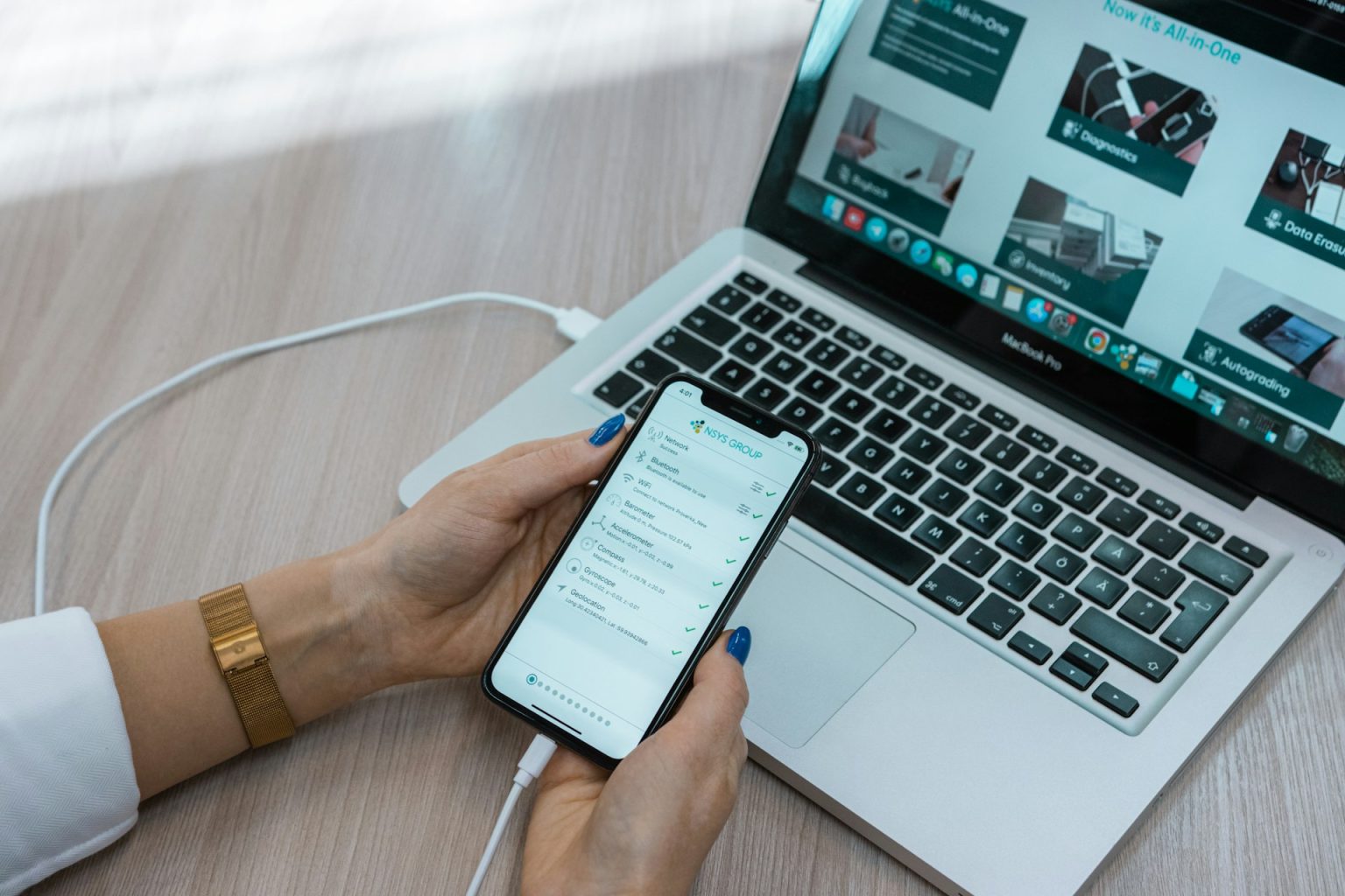 Smarphone dan laptop di cas secara bersamaan